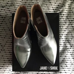 NIB Jane and the Shoe silver zip booties, 9.5